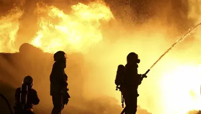 Mobilya atölyesinde yangın: Alevler mangal kömürü deposuna sıçradı