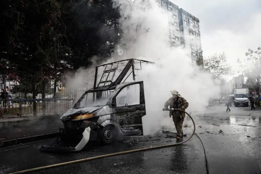 İstanbul’da kamyonetalev topuna döndü, sahibi sinir krizi geçirdi 4