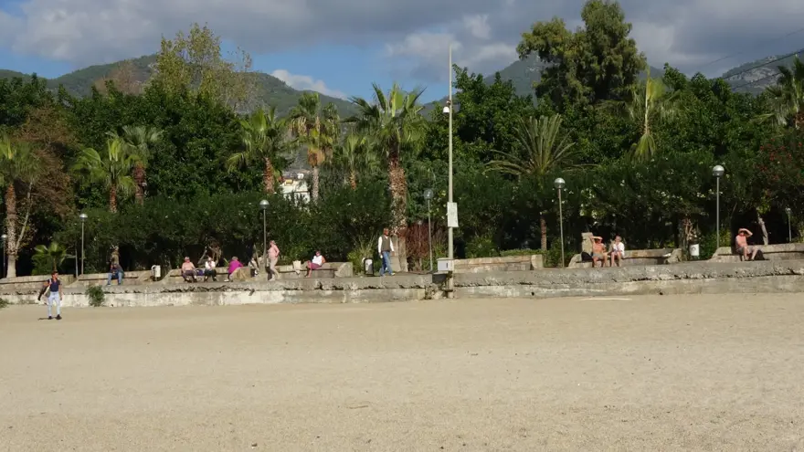 Yazdan kalma günler yaşanıyor: Hava sıcaklığı 23 dereceyi buldu, plajlara akın ettiler 2