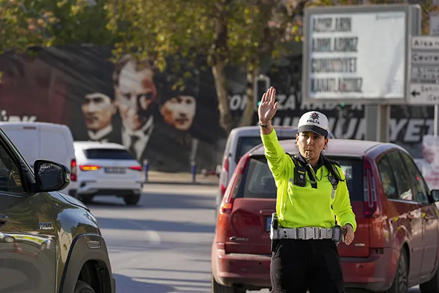 SIFIR ARAÇLARDA KRİKO, BİJON ANAHTARI ÇIKMIYOR 4 SIFIR ARAÇLARDA KRİKO, BİJON ANAHTARI ÇIKMIYOR 4