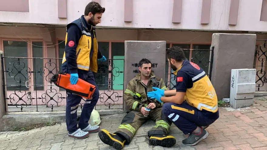 Eyüpsultan'da müzik aleti imalathanesinde yangın 3 Eyüpsultan'da müzik aleti imalathanesinde yangın 3