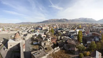 Erzurum'da çarpışan iki otomobil çaya düştü