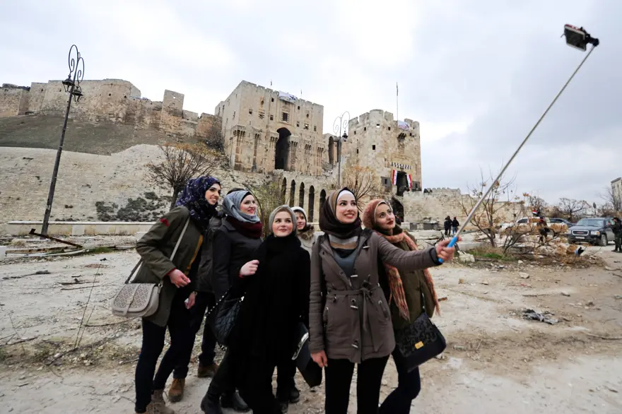 Halepliler kaçıyor, Şamlılar selfie'ye geliyor 