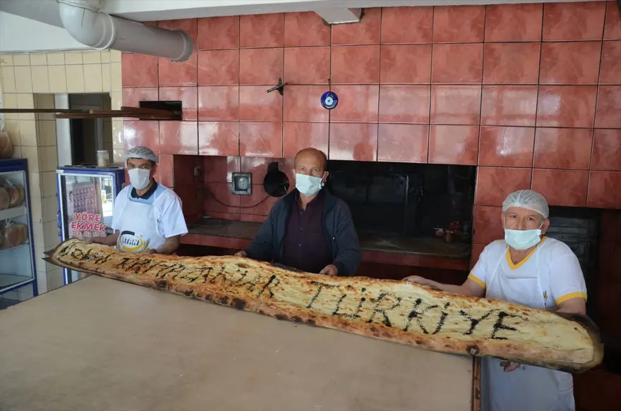 Manisa'da 4 metre uzunluğunda pide üretildi 6