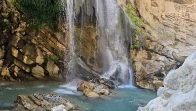 Hakkari'deki doğa harikasına yoğun ilgi: Serinlemek isteyenlerin akınına uğruyor