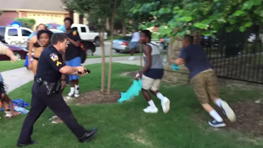 ABD polisinden siyahi gençlerin havuz partisine sert müdahale 5