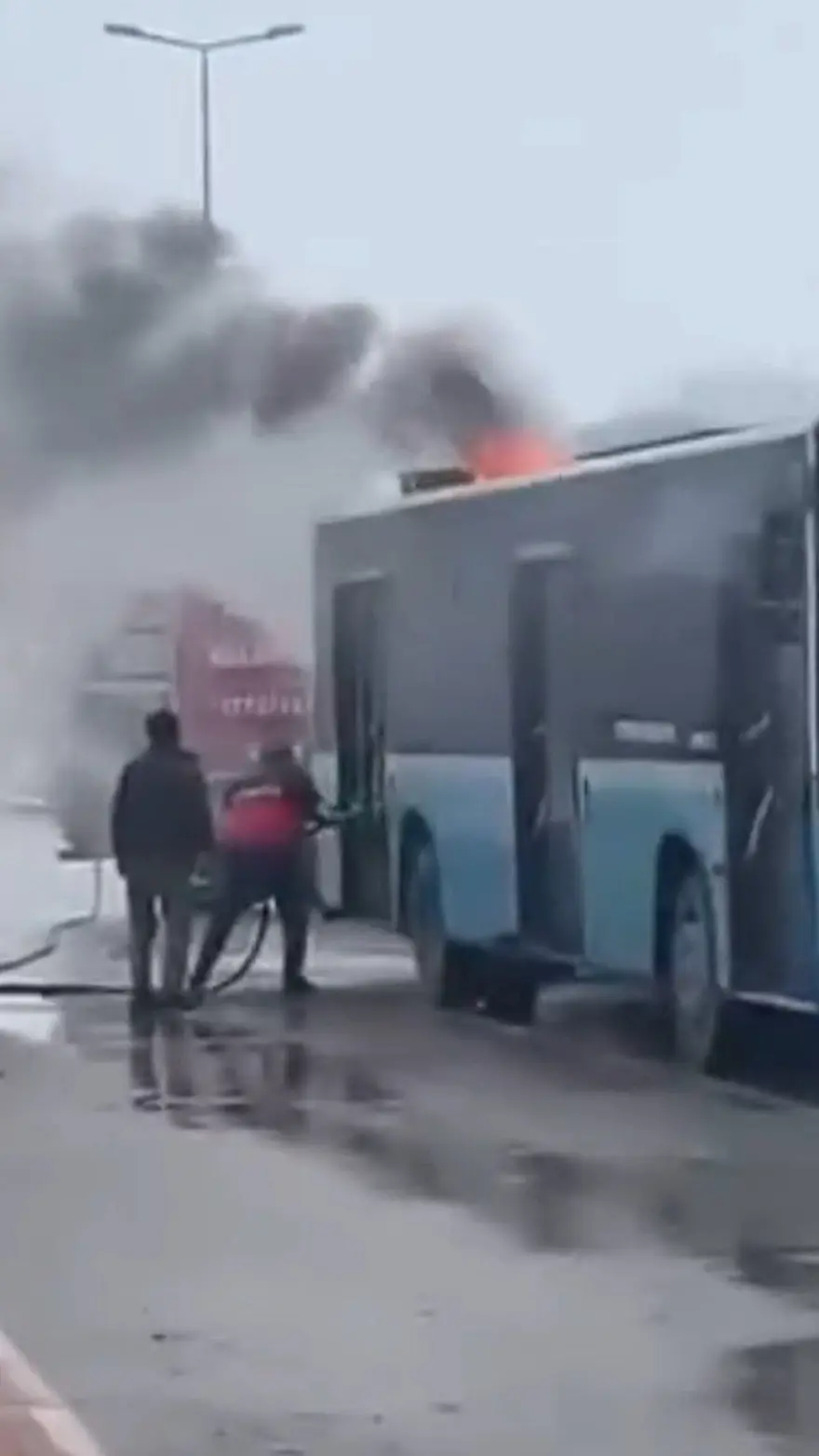 Belediye otobüsündeyangın paniği 4 Belediye otobüsündeyangın paniği 4