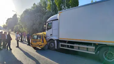 Kamyon ile ticari taksi çarpıştı: 4 ölü, 1 yaralı