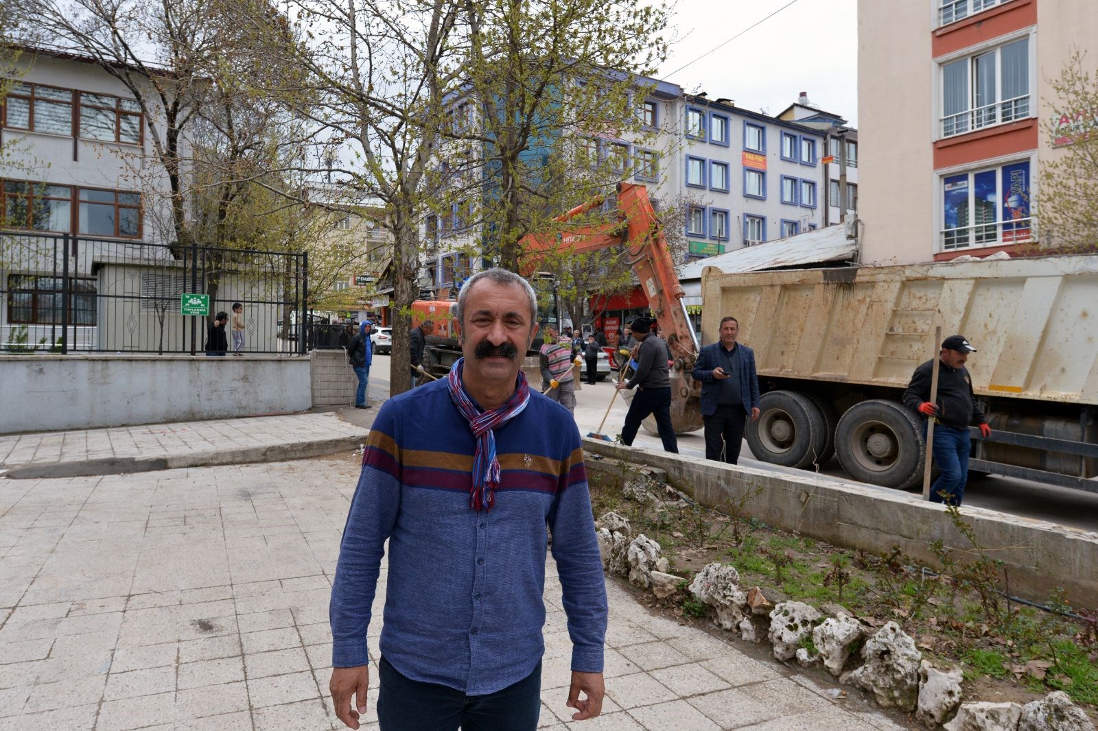 TKP'li Maçoğlu, Tunceli Belediyesi önündeki duvarları yıktırdı