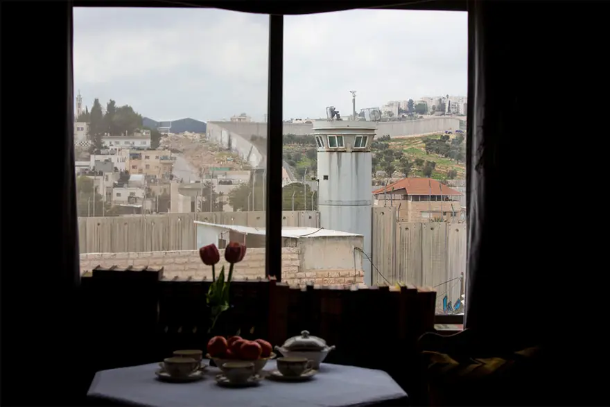 Banksy'den dünyanın en kötü manzaralı oteli 6 Banksy'den dünyanın en kötü manzaralı oteli 6
