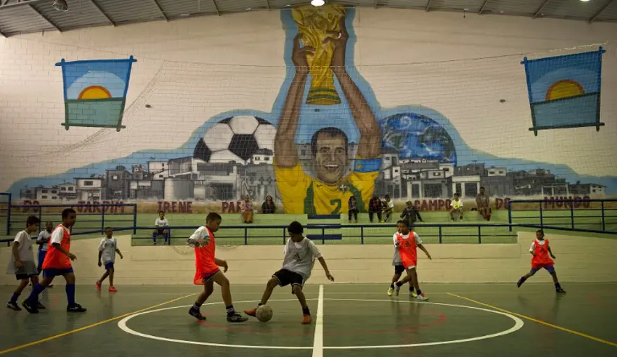 Efsane futbolcudan çocuklara destek 1