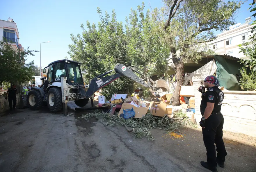 Yer: Antalya! 2 evden 8 kamyon çöp çıktı 
