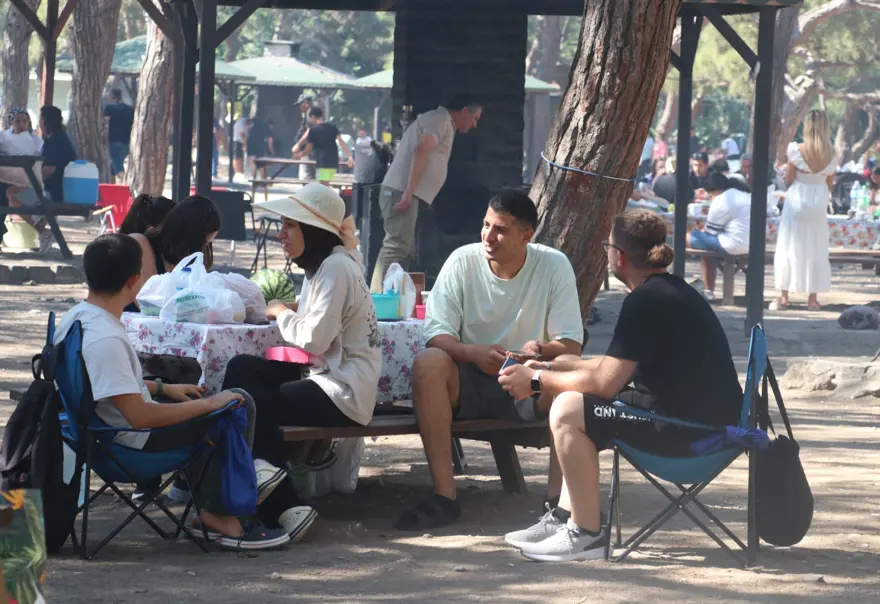 Sıcak havayı fırsat bilen oraya akın etti! Kimi mangal yaktı, kimi ise denizde yüzdü 2 Sıcak havayı fırsat bilen oraya akın etti! Kimi mangal yaktı, kimi ise denizde yüzdü 2