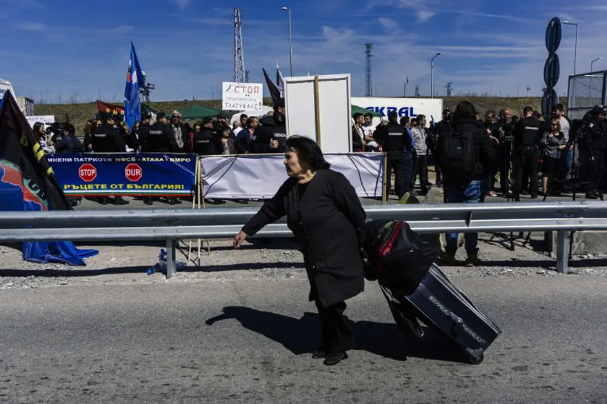Türk seçmenler Bulgaristan'a yürüyerek geçiyor 8