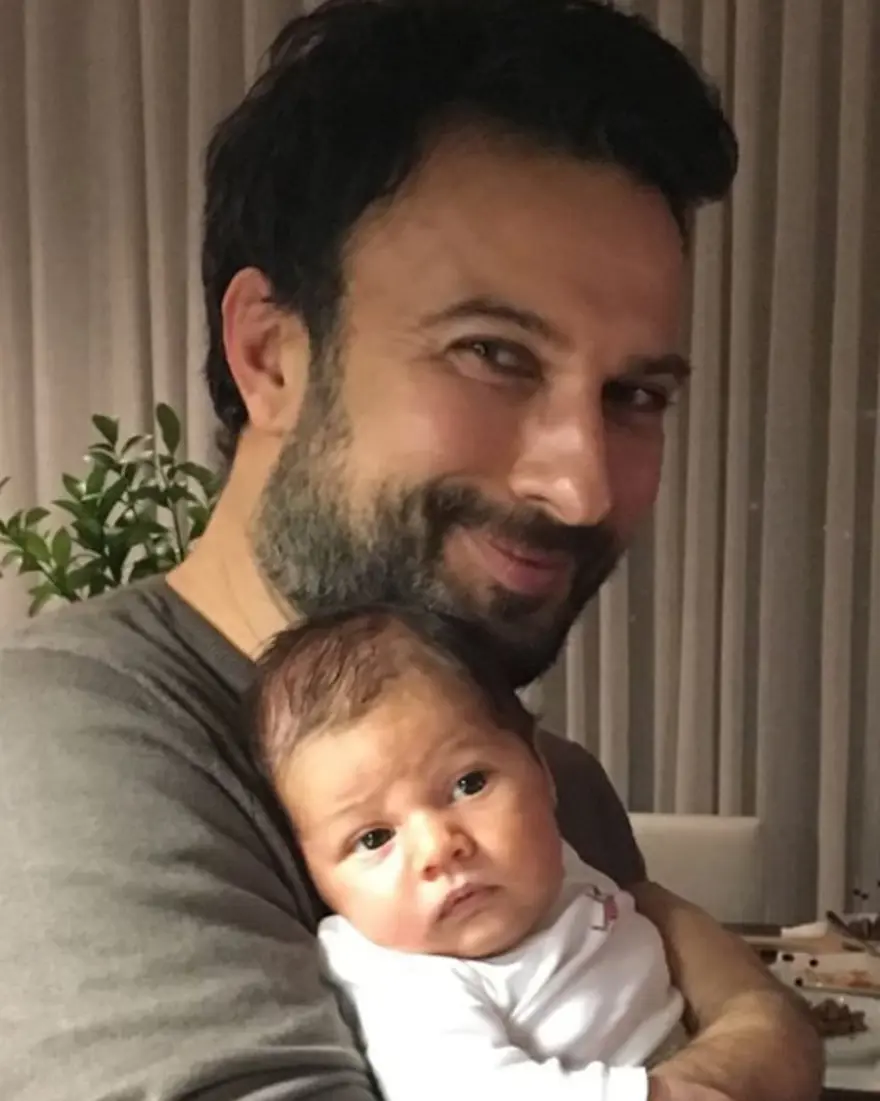 Azur Benan Çolakoğlu ilk kez görüntülendi (Tarkan'ın kucağında) 4 Azur Benan Çolakoğlu ilk kez görüntülendi (Tarkan'ın kucağında) 4