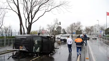 Fatih'te bariyerlere çarpan otomobil takla attı: 1 yaralı
