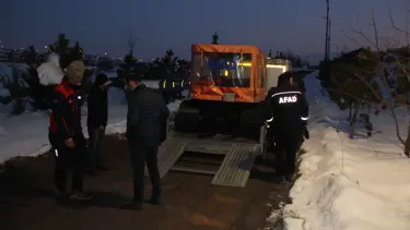 Dağda mahsur kalan 4 genç donmak üzereyken kurtarıldı