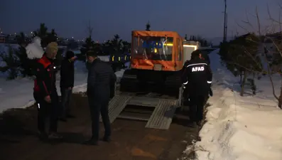 Dağda mahsur kalan 4 genç donmak üzereyken kurtarıldı