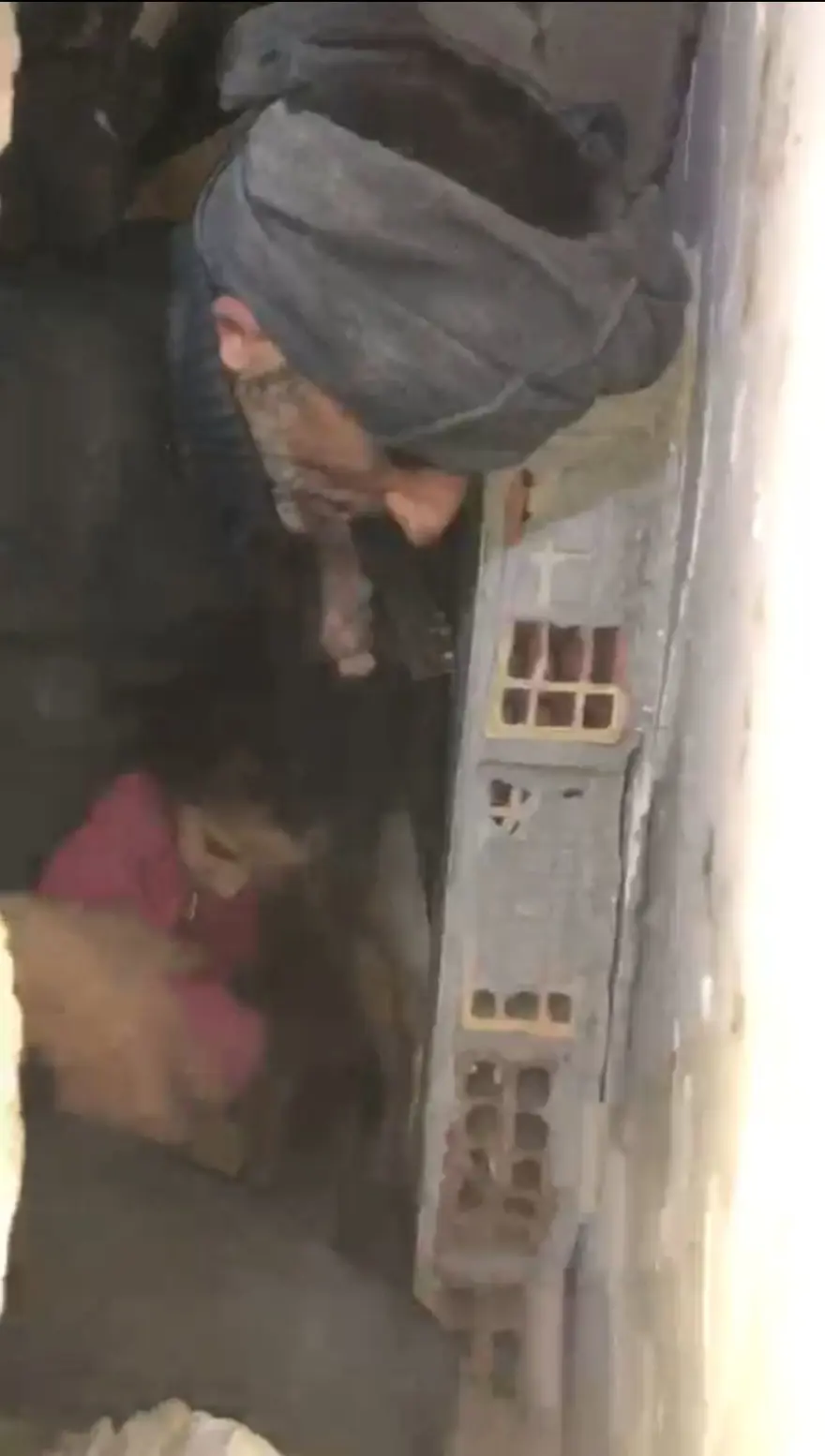 BABA VE KUCAĞINDAKİ KIZ 141. SAATTE KURTARILDI 85