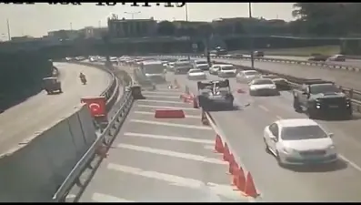 Avrasya Tüneli girişinde kaza: 3 araca çarpıp takla attı