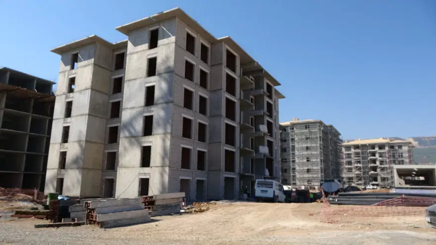 Bin 400 kişinin hayatını kaybettiği  Ebrar Sitesi'nde binalar yükseldi 1