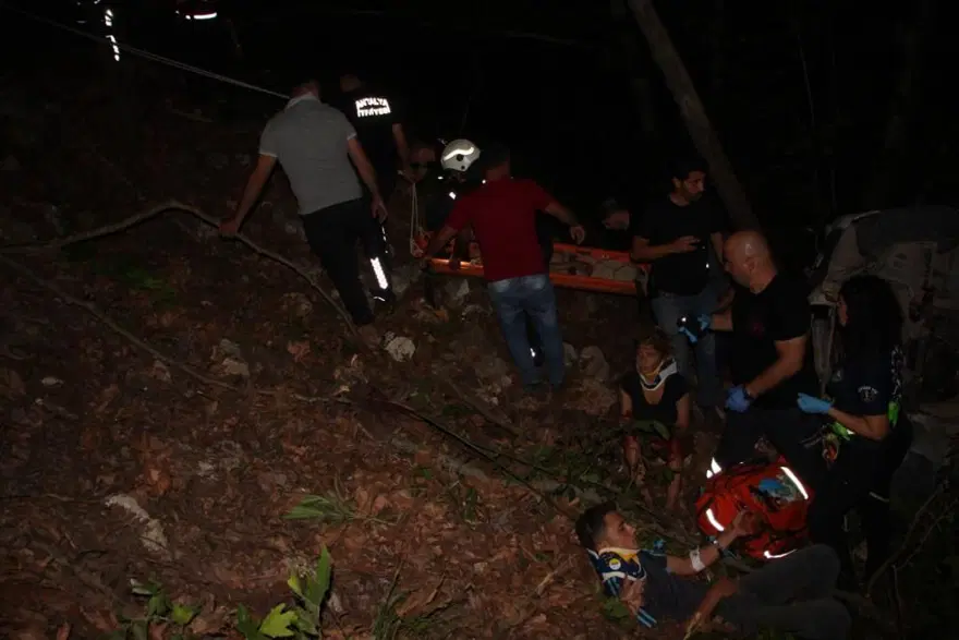 Antalya’dapolisten kaçan otomobil uçuruma yuvarlandı: 3 yaralı 