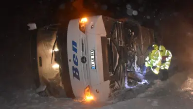 Afyonkarahisar'da yolcu otobüsü devrildi: 37 yaralı