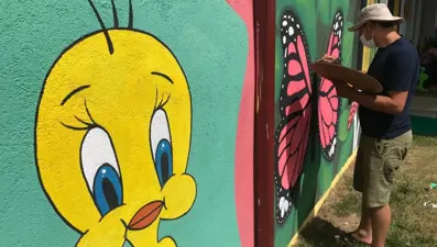 Sanayi ile anılan ilçenin duvarlarını renklendiriyor