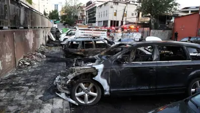 Sanayide tamir için bekleyen araçlar yandı