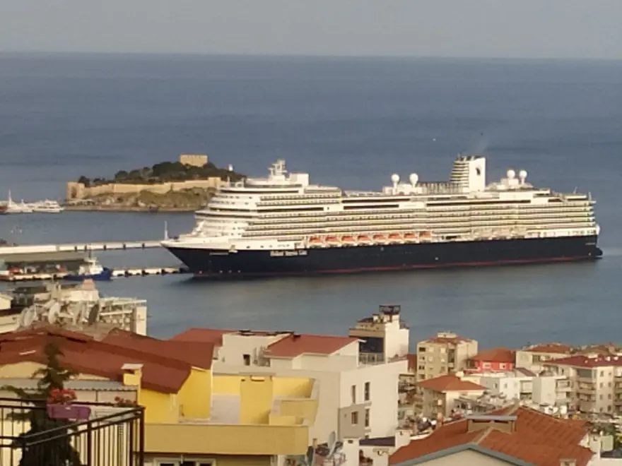 Ünlü transatlantik 3 yıl sonra yeniden Kuşadası'nda 1