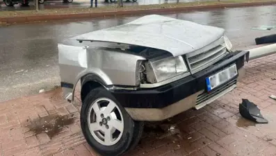 Direğe çarpan otomobil ikiye bölündü