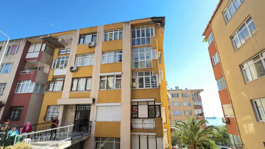 İstanbul'da korku dolu anlar: 7 katlı binadan kopan parçalar yola düştü 1