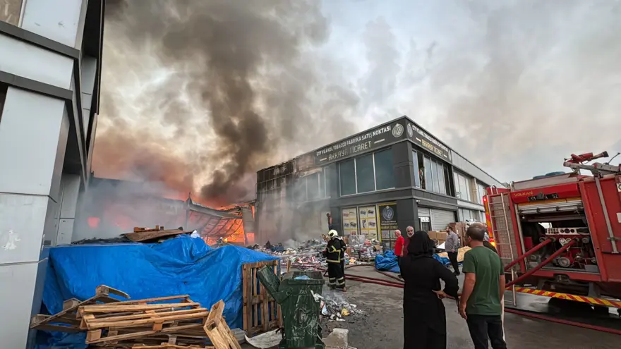 Adana'da kırtasiye malzemeleri bulunan depoda yangın: 3 iş yeri zarar gördü 7 Adana'da kırtasiye malzemeleri bulunan depoda yangın: 3 iş yeri zarar gördü 7