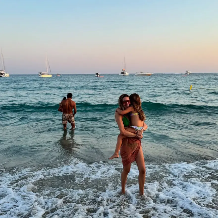 Sinem Kobal paylaştı: Kenan İmirzalıoğlu ile Lalin'in bahçe keyfi 1 Sinem Kobal paylaştı: Kenan İmirzalıoğlu ile Lalin'in bahçe keyfi 1