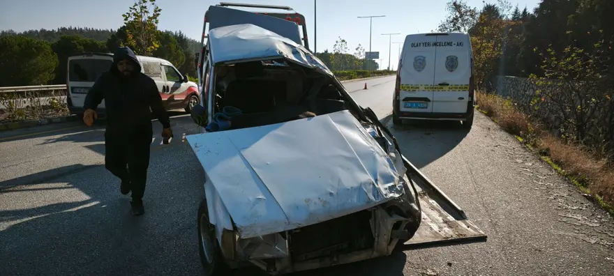 Refüjü aşan otomobil, istinat duvarına çarptı: 1 ölü, 2 yaralı 