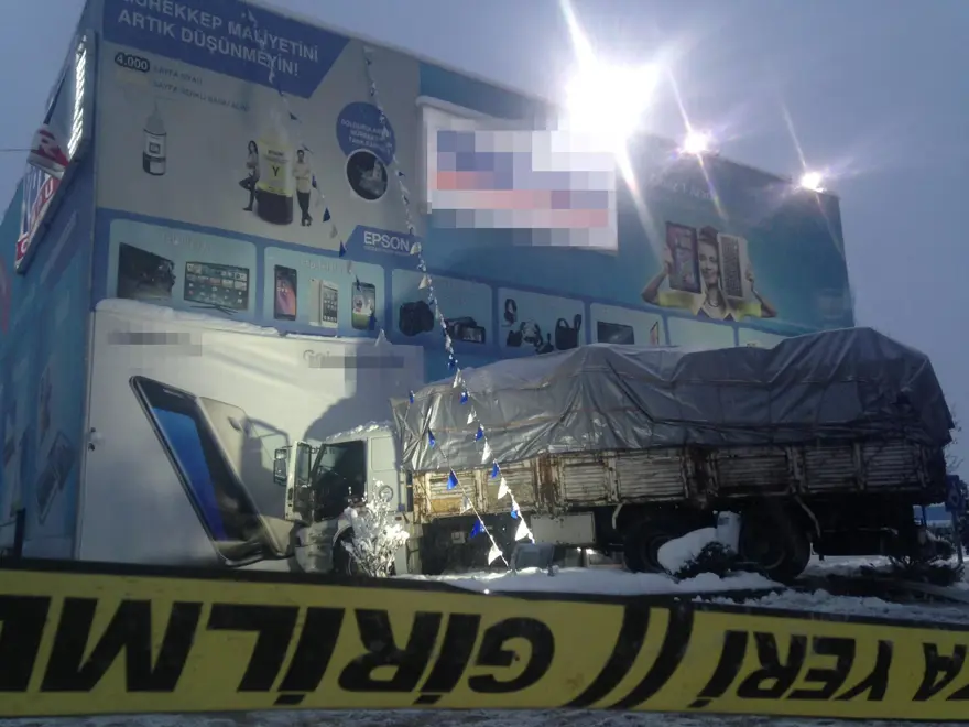 Kamyonunu, arızalanan telefonunu aldığı mağazaya sürdü 