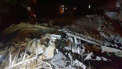 Batman'da 2 katlı bina çöktü