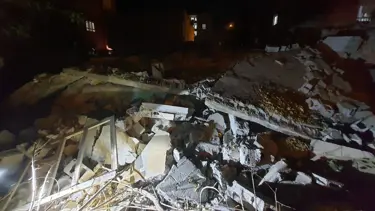 Batman'da 2 katlı bina çöktü