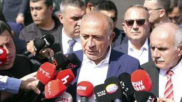 Gürsel Tekin binaya girdi, CHP İstanbul il başkanlığı binasını kapattı