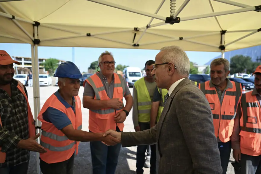 Bakan Uraloğlu'ndan açıklama: Gediz Köprülü Kavşağı 50 bine çıkan araç trafiğini rahatlatacak Bakan Uraloğlu'ndan açıklama: Gediz Köprülü Kavşağı 50 bine çıkan araç trafiğini rahatlatacak
