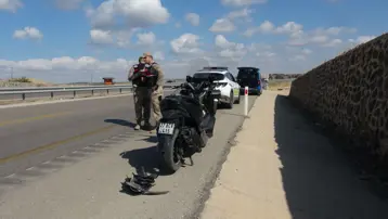 Kilis'te motosiklet devrildi: İki ağır yaralı