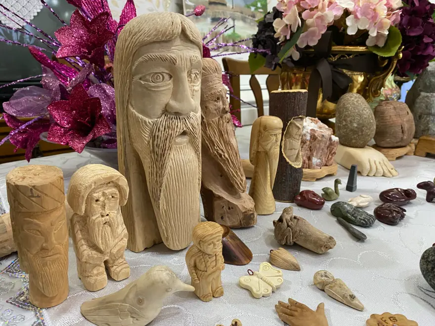 34 yıl önce meyve bıçağıyla hobi olarak başladı: Doğadan taş ve odun parçalarını toplayarak dönüştürüyor 4 34 yıl önce meyve bıçağıyla hobi olarak başladı: Doğadan taş ve odun parçalarını toplayarak dönüştürüyor 4