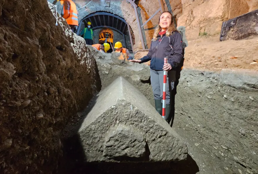 LAHDİN GÖMÜLÜ KISMINDA KİTABE OLABİLİR 7