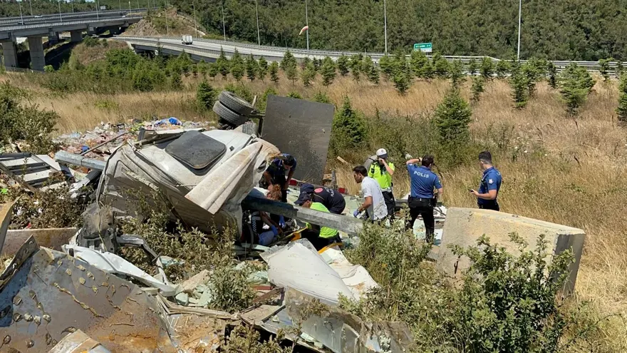 Kuzey Marmara Otoyolu’nda kamyon şarampoledevrildi: 2 yaralı 7