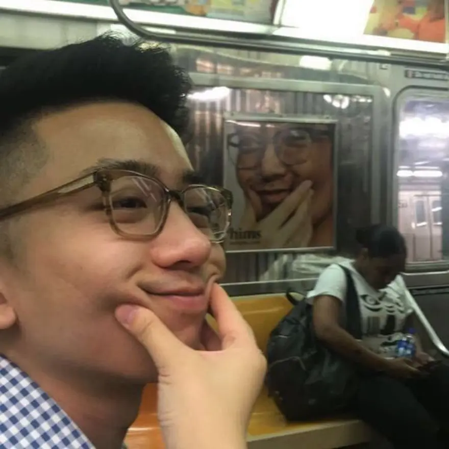 Reklam panosunda ikizinizle karşılaşsanız ne yapardınız? (Metroda fenomen oldular) 1
