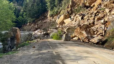 Giresun'da heyelan: Yol ulaşıma kapandı