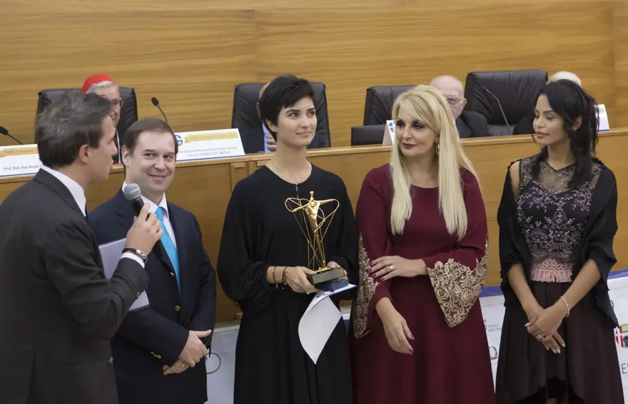 Oyuncu Tuba Büyüküstün'e Vatikan'da ödül 