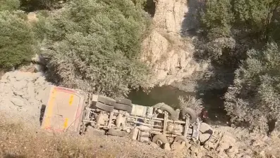 Kamyon uçuruma yuvarlandı: Sürücü hayatını kaybetti