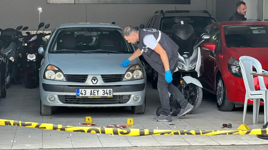 Plakasız araçla geldi, motosiklet kaskı takıp galericiye kurşun yağdırdı 2