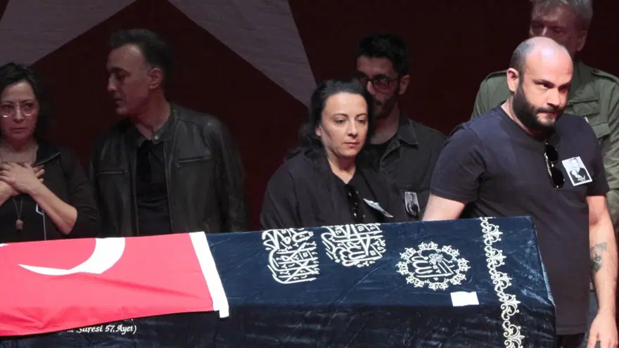 Usta oyuncu Naşit Özcan son yolculuğuna uğurlandı 1 Usta oyuncu Naşit Özcan son yolculuğuna uğurlandı 1